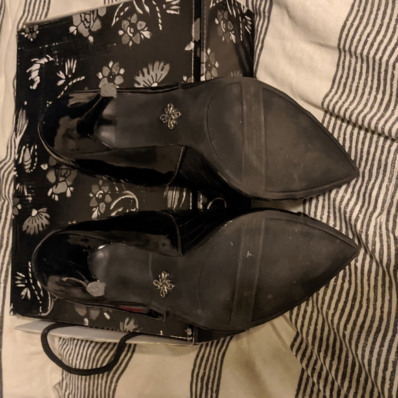 Vera Wang Black Heels - Picture 6 of 9